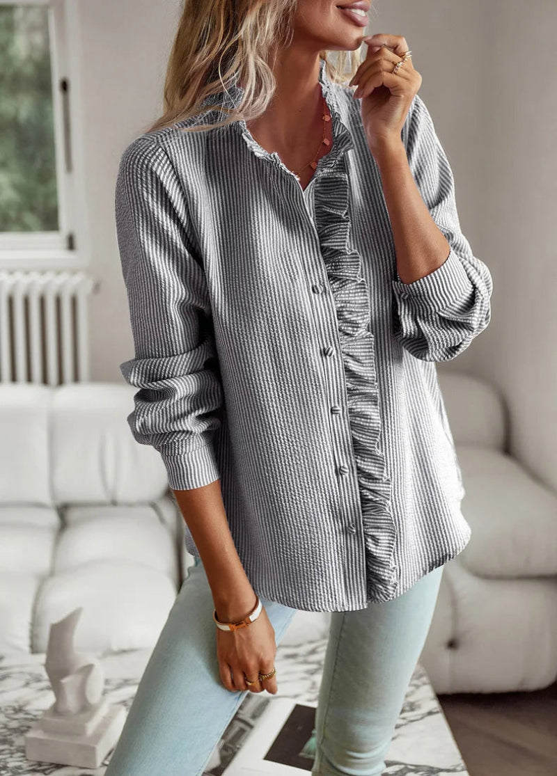 Dame Bluse – Knaplukning med Flæsedetalje – Let Strik – Elegant Casual – Blød Struktur